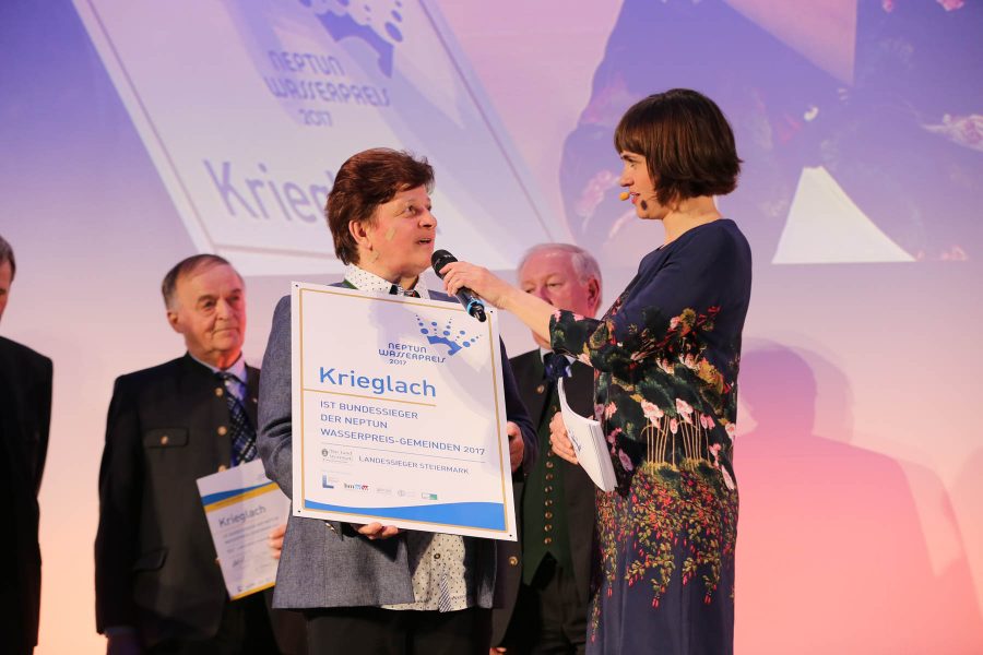 Regina Schrittwieser, Bürgermeisterin von Krieglach, bei der Übernahme der Auszeichnung.