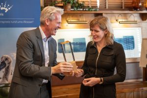 Übergabe Trophäe an Eva-Maria Raab (C) Privatbrauerei Zwettl