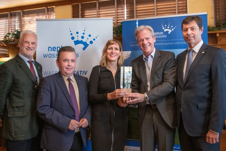 vlnr. Dr. Michael Widermann (Bezirkshauptmann Zwettl), Eva-Maria Raab (Preisträgerin, Künstlerin aus Bez. Hollabrunn), Franz Mold (Bürgermeister Zwettl und LAg.), Karl Schwarz (GF Privatbrauerei Zwettl), SC Günter Liebel (BMNT) (Foto: Christoph Kerschbaum; Copyright Privatbrauerei Zwettl)