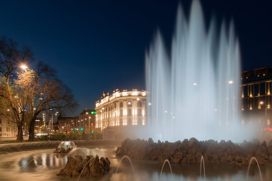 Hochstrahlbrunnen bei Nacht