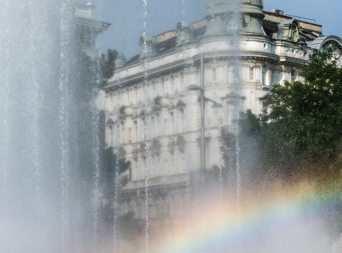 Hochstrahlbrunnen am Schwarzenbergplatz mit Regenbogen (c) Maria Dürr