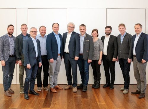 Foto der Gründungsversammlung mit allen Bürgermeistern der Mitgliedsgemeinden sowie DI Thomas Blank, Abteilung Wasserwirtschaft, Land Vorarlberg