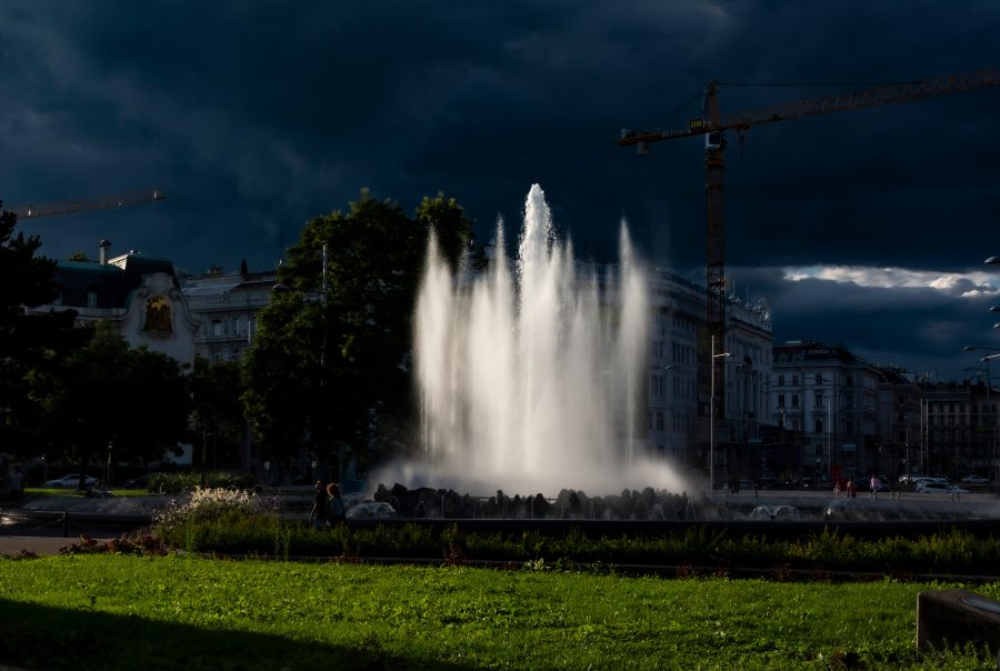 Hochstrahlbrunnen vor einem Gewitter